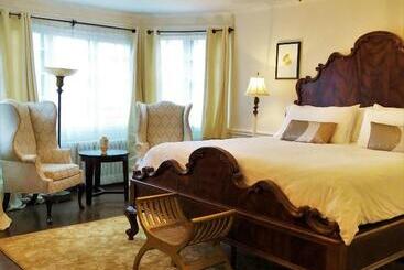 مبيت وإفطار Ivy Manor Inn Village Center