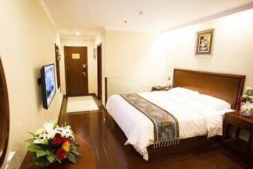 Отель Greentree Inn Shandong Zibo Zichuan District Flyover Business