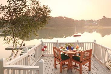 تختخواب و صبحانه Bufflehead Cove Inn