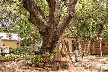 Pomegranate House & Cottages B&b