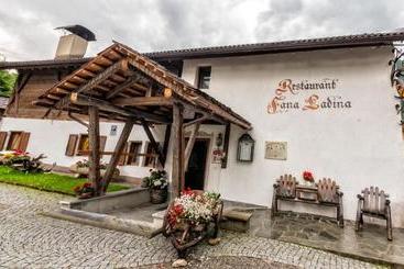 민박 La ücia By Fana Ladina