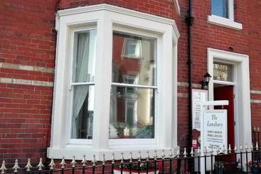 تختخواب و صبحانه The Lansbury Guest House