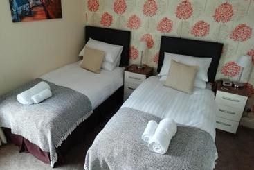 تختخواب و صبحانه The Lansbury Guest House