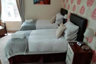 تختخواب و صبحانه The Lansbury Guest House
