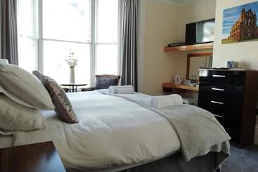 تختخواب و صبحانه The Lansbury Guest House