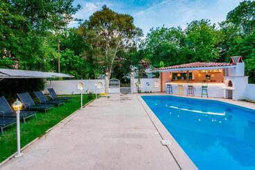 Отель Calypso Cozy Suites