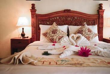 Amed Cafe & Hotel Kebun Wayan