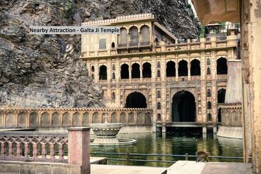 Отель Grand Akshay