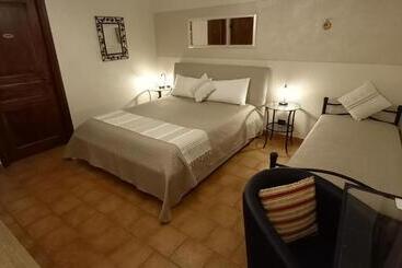 צימר Villa Laura Rooms & Pool