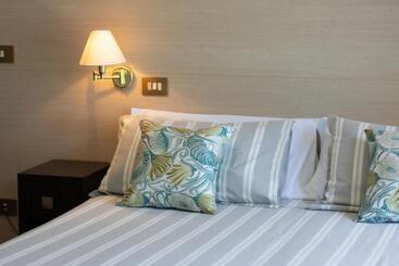 فندق Adriatica Con Piscina