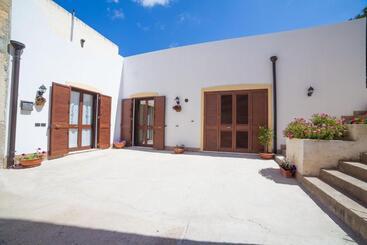 تختخواب و صبحانه Bianco Sale Trapani