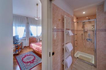 تختخواب و صبحانه Tosca House