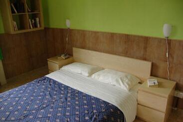 تختخواب و صبحانه La Maison Des Livres