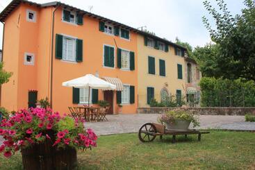 Bed & Breakfast Lucca Fora
