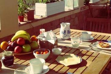 تختخواب و صبحانه Mirto E Mare