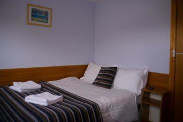 تختخواب و صبحانه The Dingle Pub Rooms