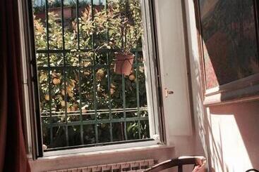 تختخواب و صبحانه La Dolce Vita