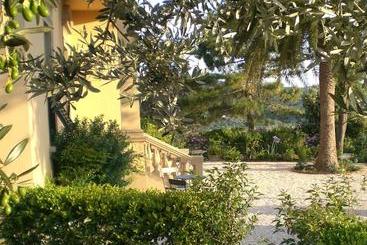 تختخواب و صبحانه Villa Le Luci