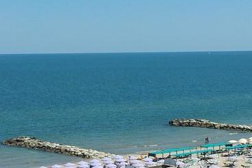 Ambasciatori Hotel   Beach Front  Breakfast Xxl & Brunch Until 12 30pm