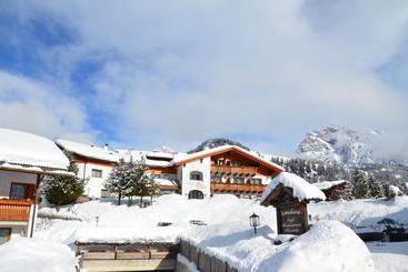 هتل Chalet Dlaces