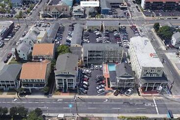 The Admiral Hotel/motel