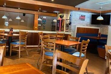 בית מלון כפרי Las Palmas Inn