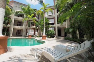 هتل Macaws Ocean Club