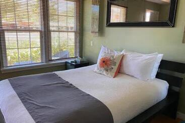 Отель The Flagstone Boutique Inn & Suites