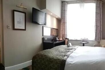 בית מלון כפרי The Kings Head Inn Wetherspoon