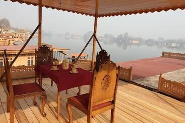 Отель Zaffer Group Of Houseboats