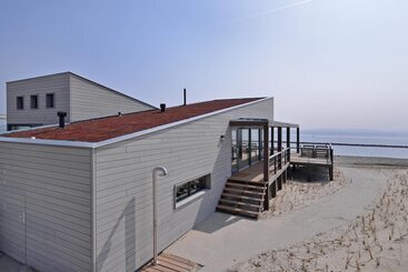 Жильё для туристов Oasis Punt West Hotel & Beach Resort