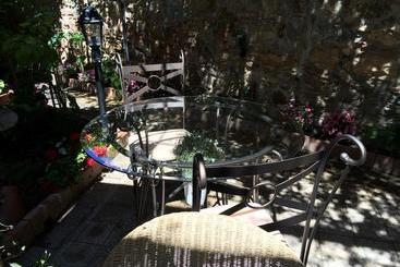 هتل B&b Bon Ton