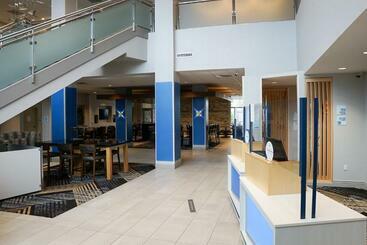 فندق Holiday Inn Express & Suites   Aurora Medical Campus, An Ihg