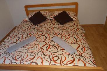 تختخواب و صبحانه Room Josip