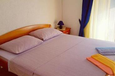 تختخواب و صبحانه Room Josip