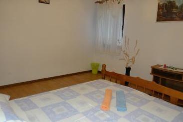 تختخواب و صبحانه Room Josip