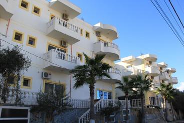 هتل Relax Apartments Ksamil