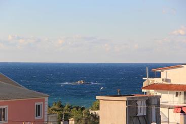 هتل Relax Apartments Ksamil