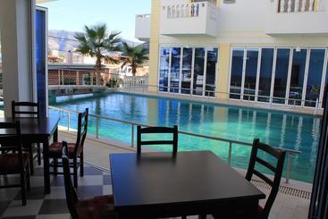 هتل Relax Apartments Ksamil