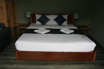 Samathi Lake Resort
