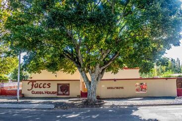 مبيت وإفطار Faces Guesthouse