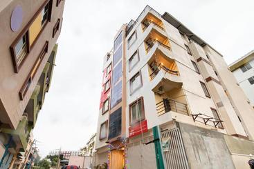 ホテル Capital O 9917 Sjr Suites And Comforts