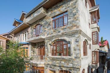 Oyo 5395 Maple Inn Resort