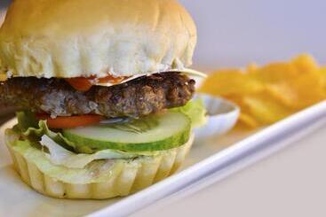 בית מלון כפרי Tacloban Plaza