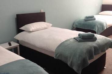 Отель The Bear On The Square