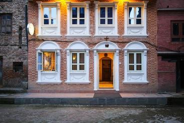 هتل De  Courtyard