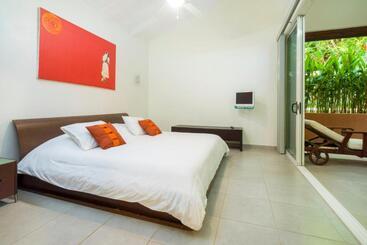 The Breeze Hotel & Villas