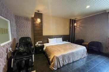 Treasure Island Motel   Renwu