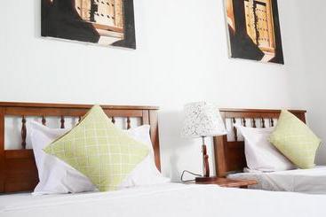 בית מלון כפרי Airport Palace