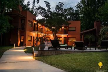 هتل Postales Green Aparts   Chacras De Coria